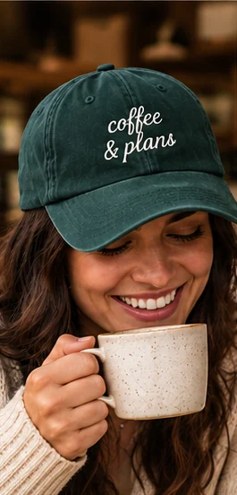 Mulher tomando café com boné Coffee & Plans verde