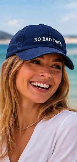 Mulher na praia com boné No Bad Days azul marinho