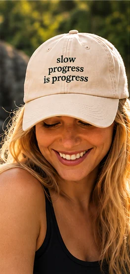 Mulher sorrindo com boné Slow Progress creme